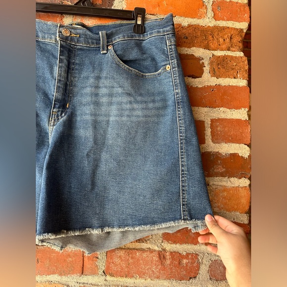 Women’s Signature By Levi Strauss & co High-Rise Shorts - Picture 8 of 9